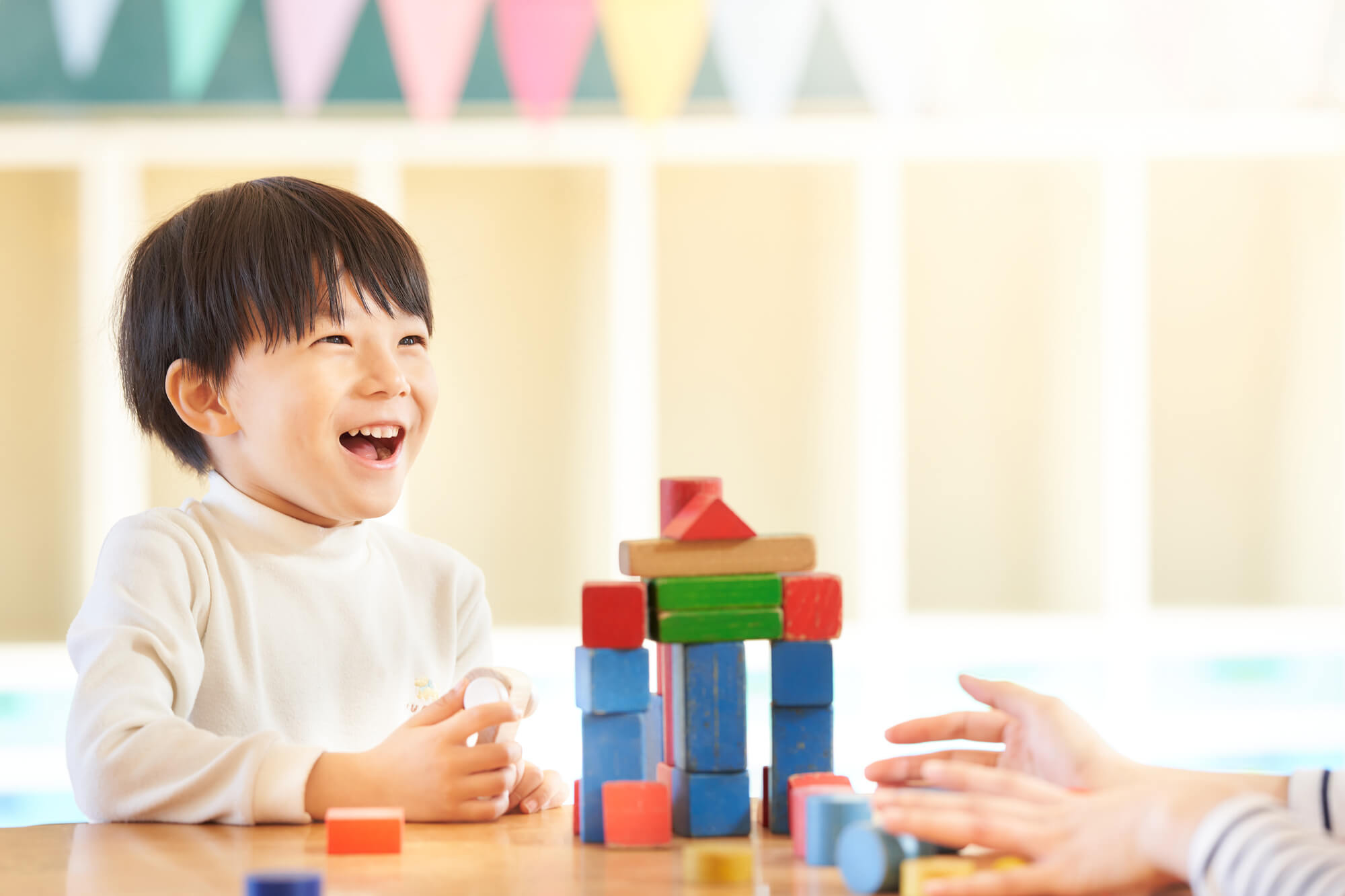 子供が積み木をして遊ぶイメージ